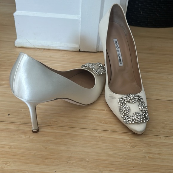 Manolo Blahnik Hangisi satin pumps 4” - Picture 2 of 8
